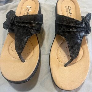 Clarks  NEW Women's Black and Tan Sandals